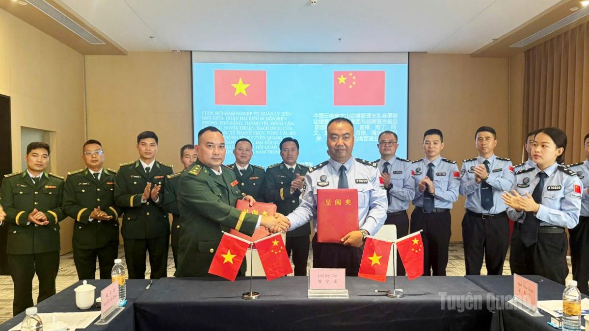 Đại diện lực lượng quản lý, bảo vệ biên giới hai bên Việt Nam -Trung Quốc ký kết biên bản hội đàm nghiệp vụ quản lý biên giới.