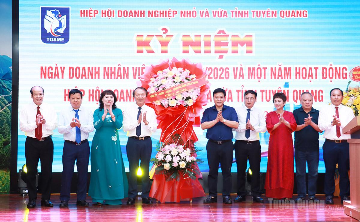 Phó Chủ tịch UBND tỉnh Hoàng Gia Long tặng hoa chúc mừng Hiệp hội Doanh nghiệp vừa và nhỏ tỉnh.