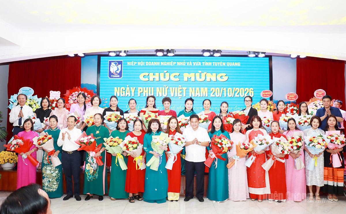 Phó Chủ tịch UBND tỉnh Hoàng Gia Long tặng hoa, chúc mừng các hội viên doanh nghiệp nữ nhân Ngày Phụ nữ Việt Nam 20/10.
