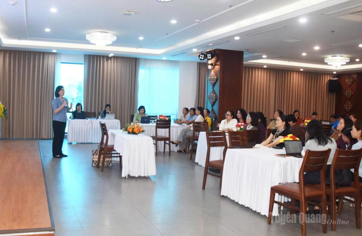Bà Nguyễn Thị Minh Hương, Phó Chủ tịch Hội LHPN Việt Nam chủ trì hội nghị tập huấn.