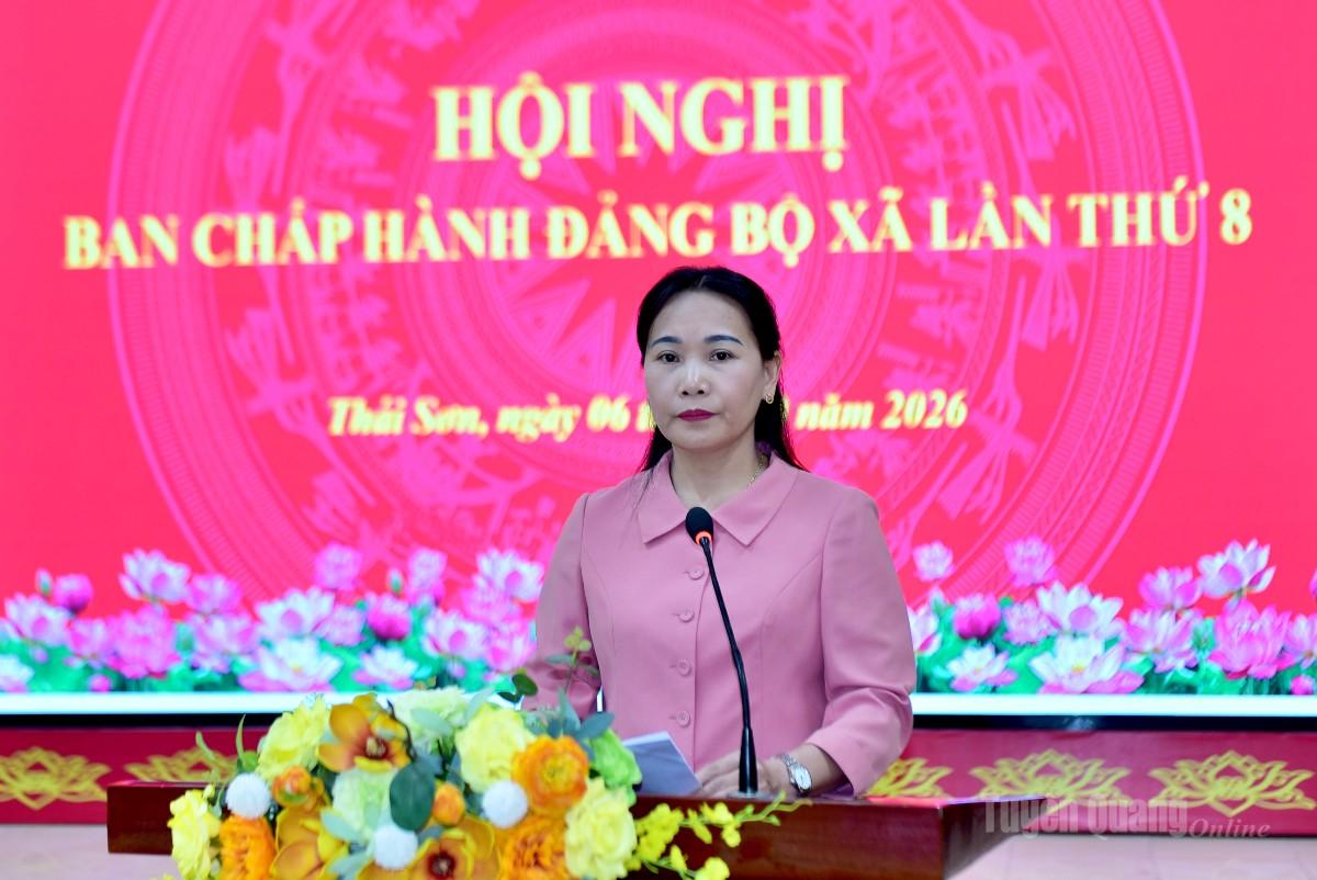 Đồng chí Phó Bí thư Thường trực chuyên trách Đảng ủy UBND tỉnh Nông Thị Bích Huệ phát biểu chỉ đạo hội nghị.