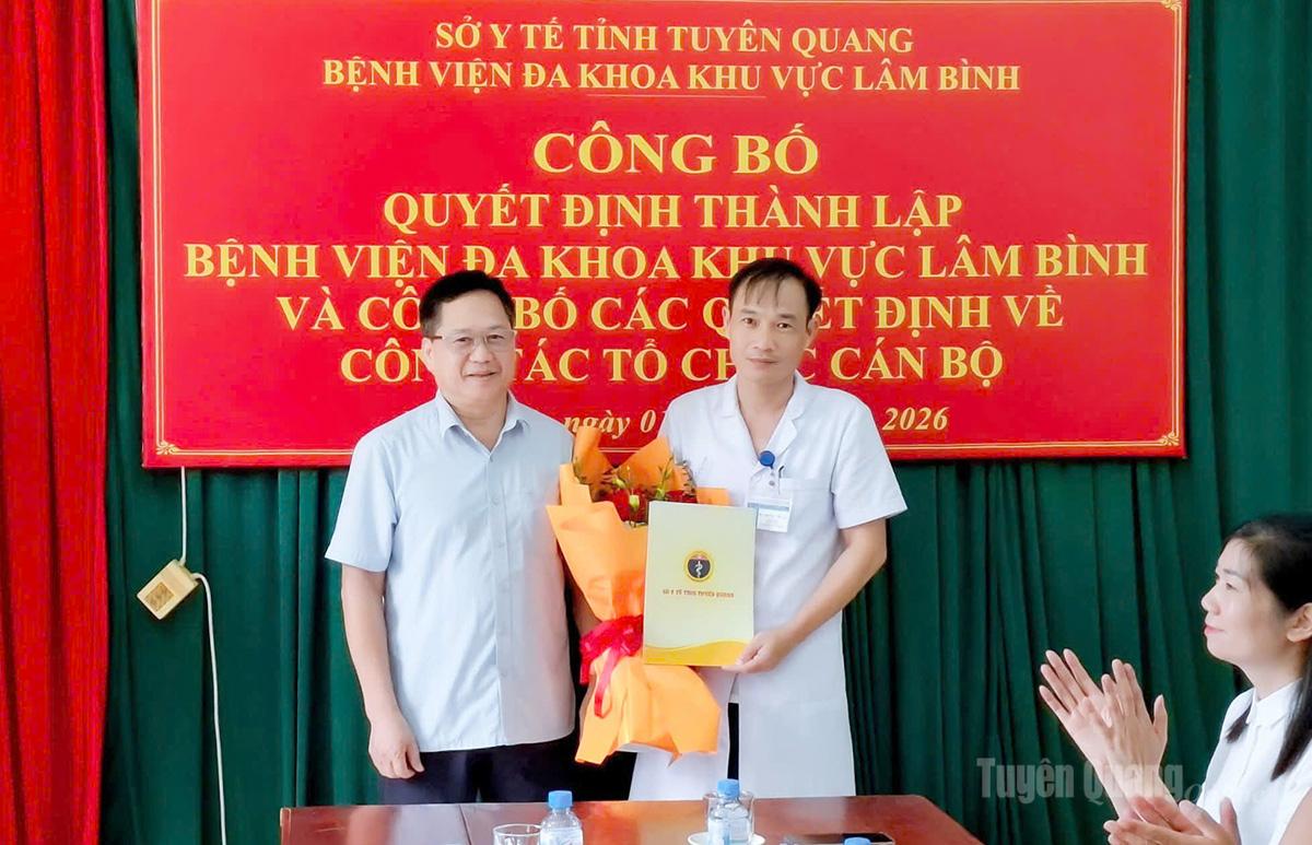 Lãnh đạo Sở Y tế trao Quyết định thành lập cho lãnh đạo Bệnh viện Đa khoa khu vực Lâm Bình.