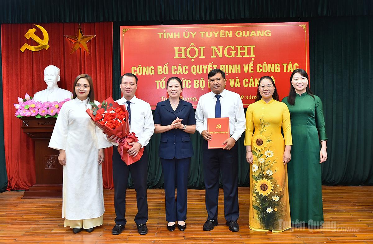 Đồng chí Phó Bí thư Thường trực Tỉnh ủy Lê Thị Kim Dung trao quyết định và tặng hoa các đồng chí Ủy viên Ủy ban Kiểm tra Đảng ủy HĐND tỉnh.