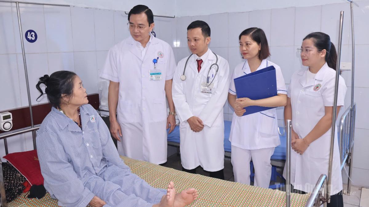 Lãnh đạo Bệnh viện và lãnh đạo Khoa Lão học thăm hỏi bệnh nhân đầu tiên điều trị tại khoa.