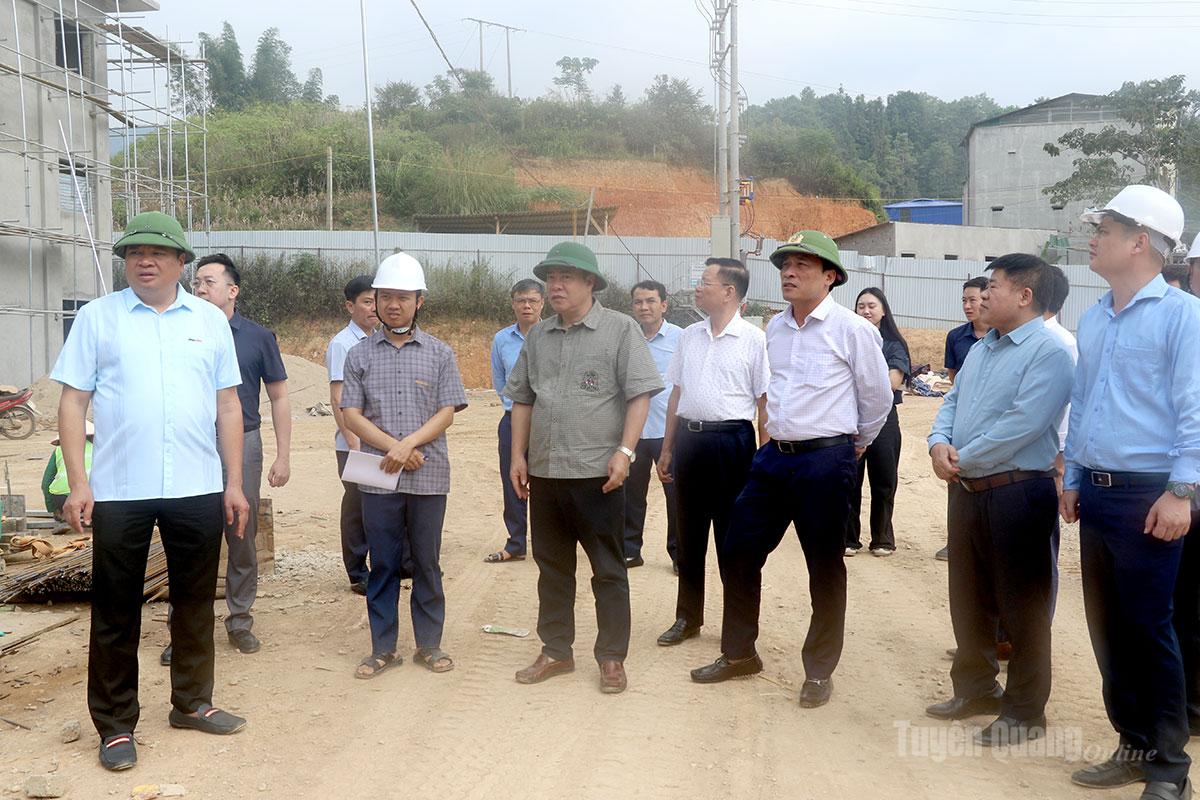 Đồng chí Hoàng Gia Long, Uỷ viên Ban Thường vụ Tỉnh uỷ, Phó Chủ tịch UBND tỉnh kiểm tra tiến độ Trường PTNT liên cấp TH&THCS Bạch Đích.