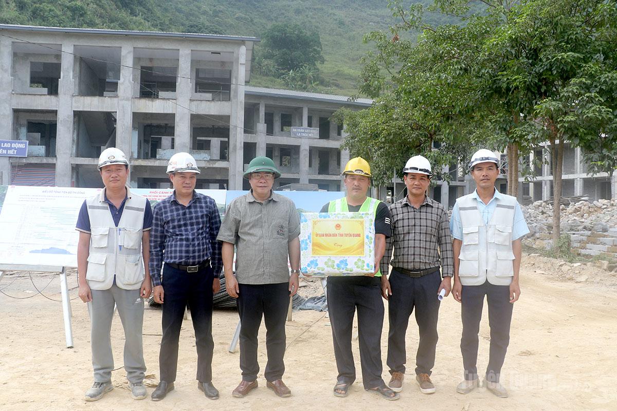 Phó Chủ tịch UBND tỉnh Hoàng Gia Long tặng quà cho cán bộ kỹ thuật, công nhân xây dựng Trường PTNT liên cấp TH&THCS Cán Tỷ.