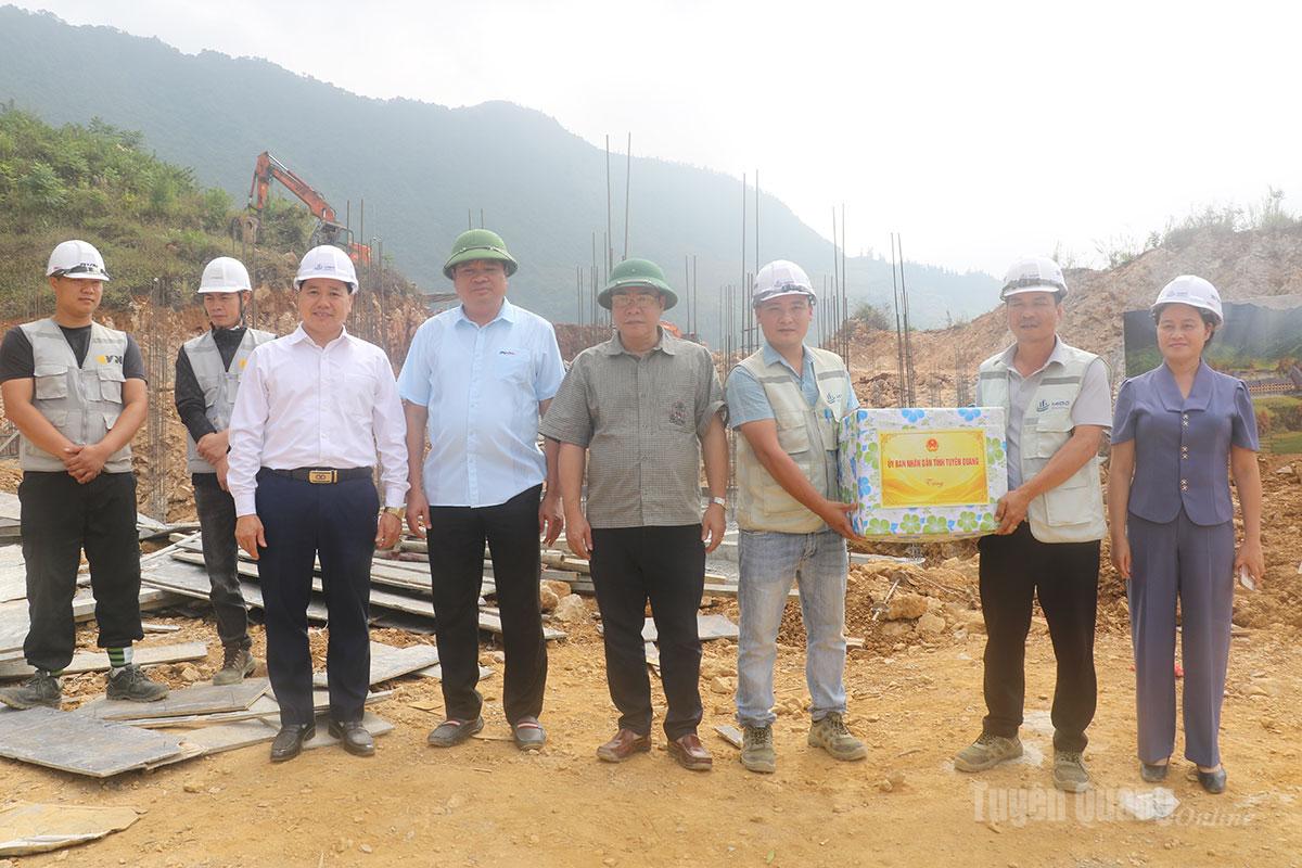Phó Chủ tịch UBND tỉnh Hoàng Gia Long tặng quà cho cán bộ kỹ thuật xây dựng Trường PTNT liên cấp TH&THCS Nghĩa Thuận.