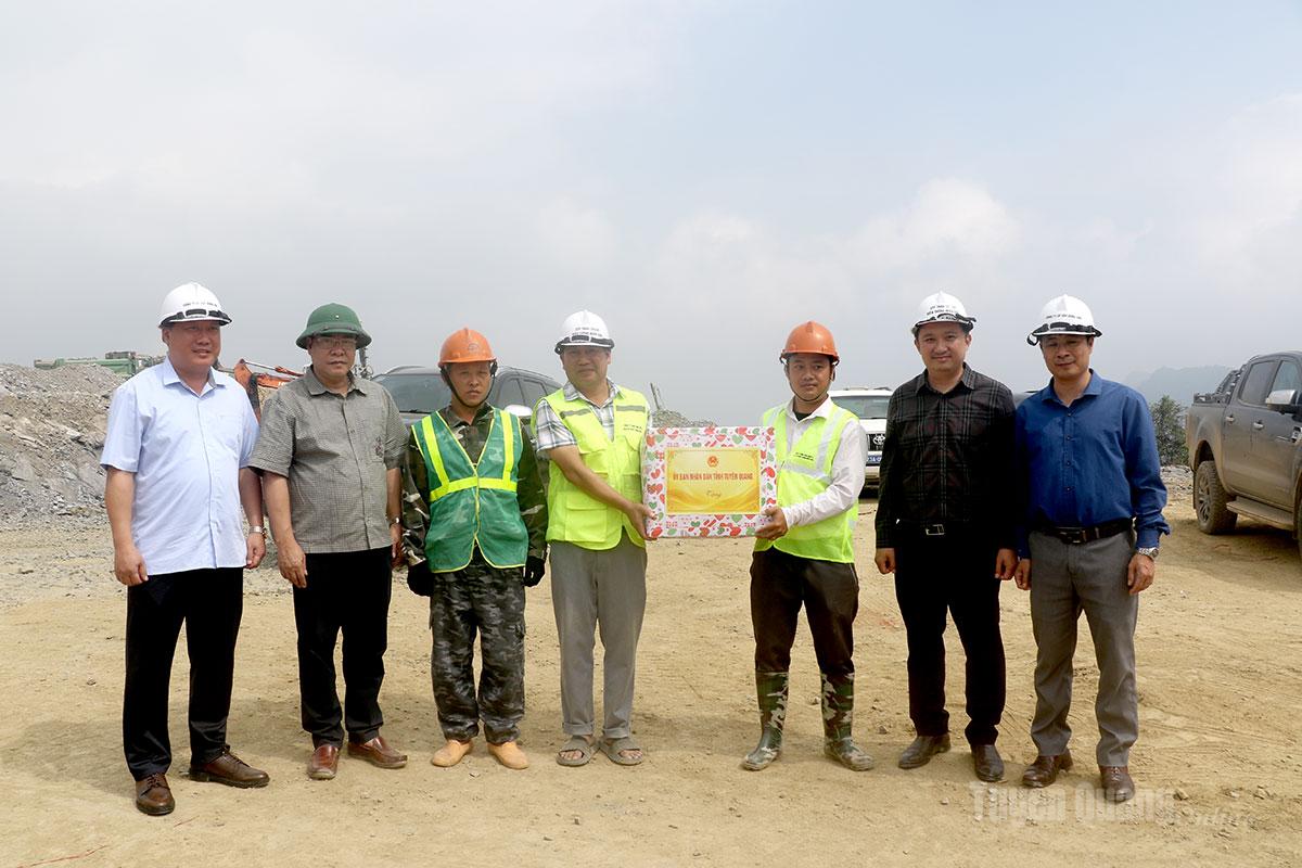 Phó Chủ tịch UBND tỉnh Hoàng Gia Long tặng quà cho công nhân đang xây dựng Trường PTNT liên cấp TH&THCS Tùng Vài.