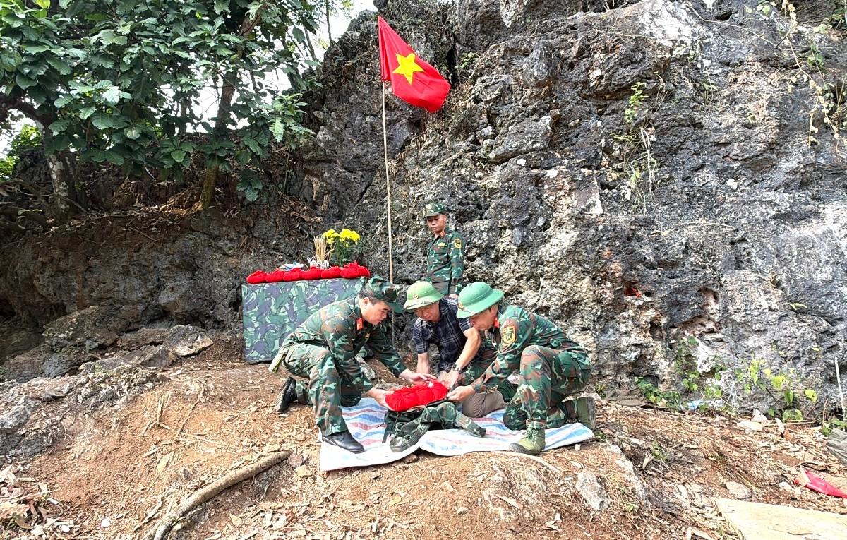 Lực lượng chức năng tổ chức cất bốc, quy tập hài cốt liệt sĩ.