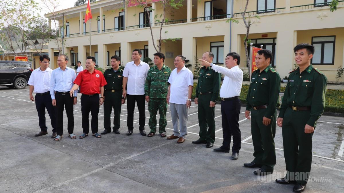 Trưởng ban Nội chính Tỉnh ủy Phùng Tiến Quân và lãnh đạo các sở, ngành khảo sát thực tế tại Đồn Biên phòng Tùng Vài.
