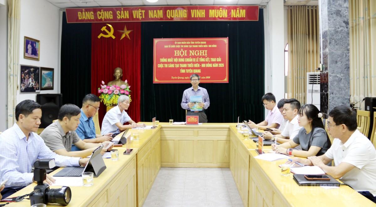 Lãnh đạo Liên hiệp các Hội Khoa học và Kỹ thuật tỉnh, cơ quan Thường trực Ban Tổ chức cuộc thi phát biểu tại Hội nghị.