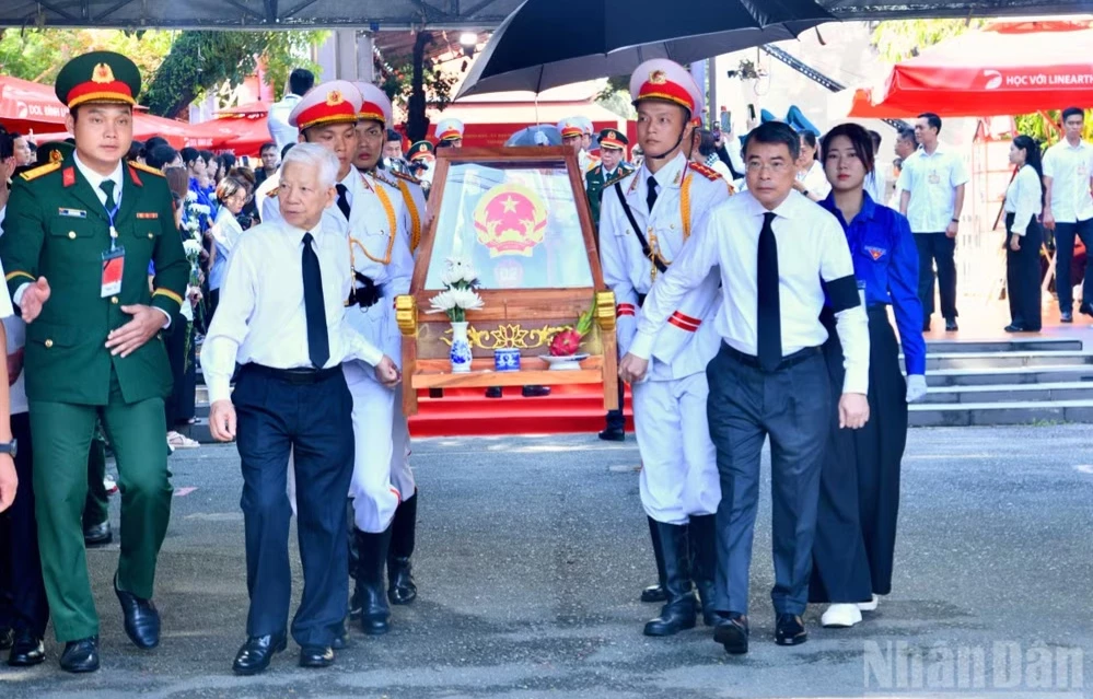 Thủ tướng Lê Minh Hưng dự Lễ viếng, truy điệu và an táng hài cốt liệt sĩ tại Công viên Lê Thị Riêng