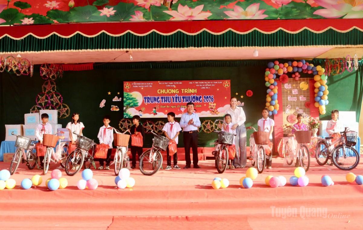 Lãnh đạo Báo và phát thanh, truyền hình Tuyên Quang và hoa hậu áo dài Việt Nam 2022 Lương Yến Ly trao tặng xe đạp và quà cho thiếu nhi xã Quản Bạ.