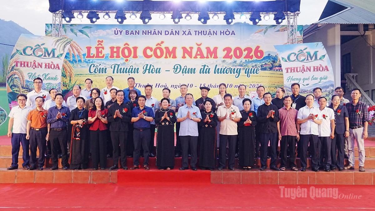 Các đồng chí lãnh đạo tỉnh dự Lễ hội Cốm xã Thuận Hòa.