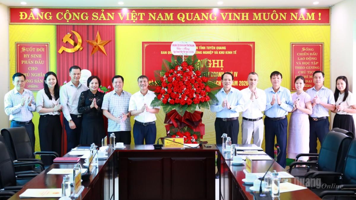 Đồng chí Vân Đình Thảo, Ủy viên Ban Thường vụ Tỉnh ủy, Trưởng Ban Quản lý các khu công nghiệp và khu kinh tế tỉnh tặng hoa chúc mừng đại diện các doanh nghiệp nhân Ngày Doanh nhân Việt Nam.