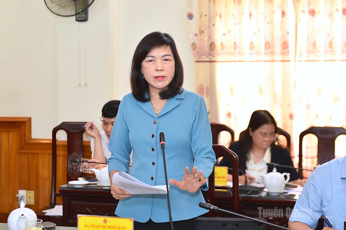Đồng chí Phạm Thị Minh Xuân, Phó Chủ tịch HĐND tỉnh phát biểu cho ý kiến vào các nội dung phiên họp.