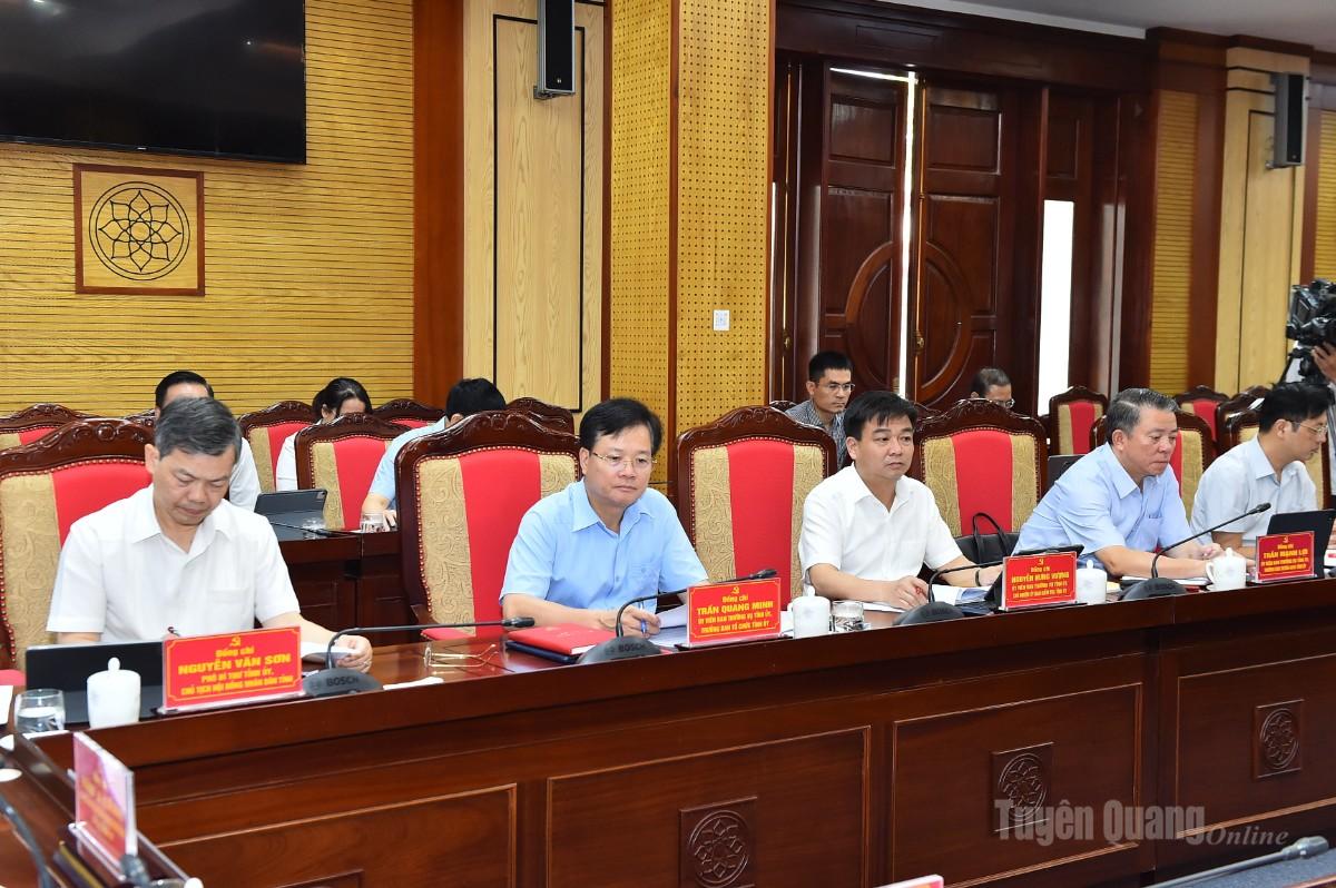 Đồng chí Phó Bí thư Tỉnh ủy, Chủ tịch HĐND tỉnh Nguyễn Văn Sơn và các đại biểu dự họp.