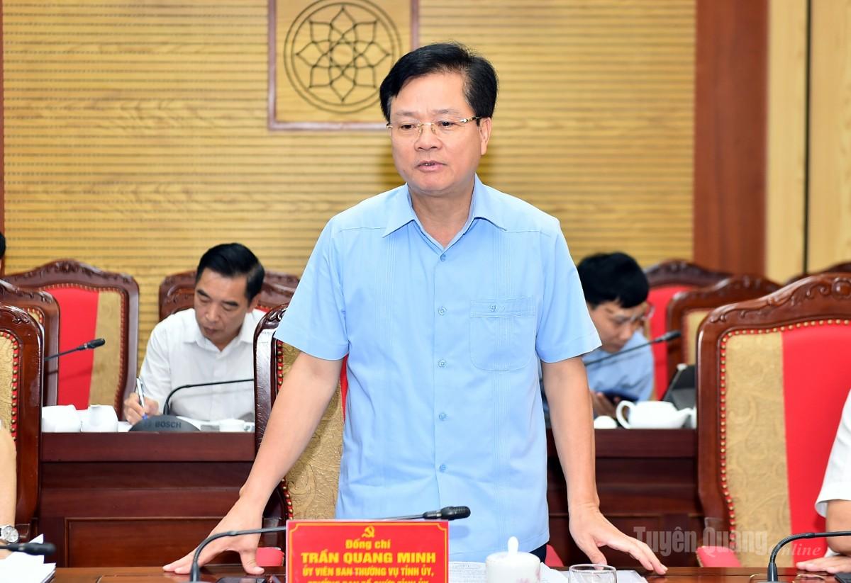 Đồng chí Trần Quang Minh, Trưởng Ban Tổ chức Tỉnh ủy phát biểu tại cuộc họp.