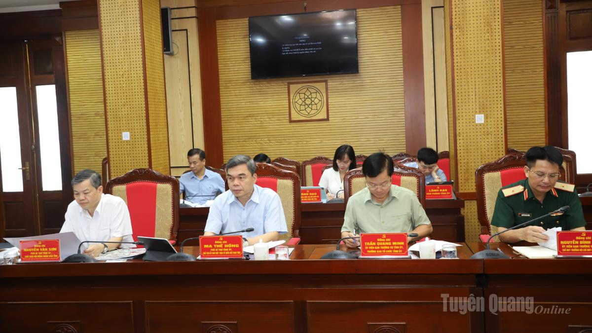 Các đại biểu tham dự họp.