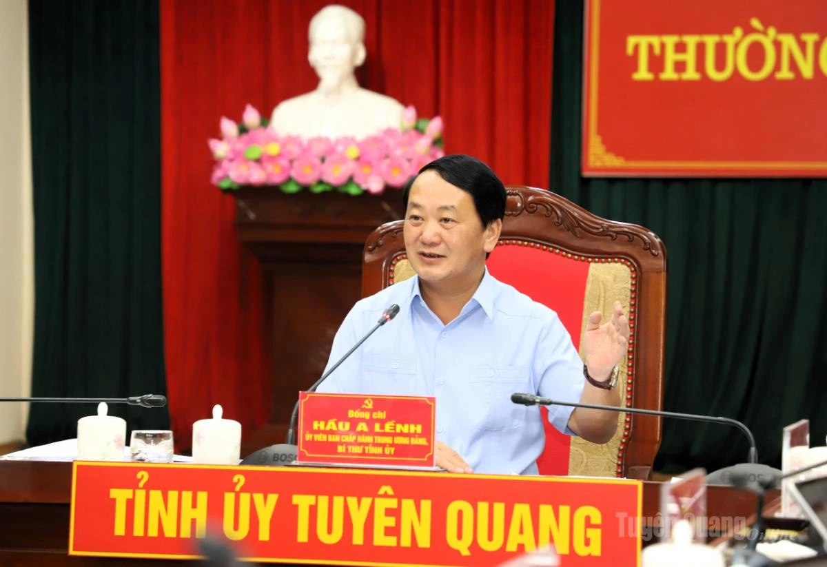 Đồng chí Bí thư Tỉnh ủy Hầu A Lềnh chủ trì phiên họp.