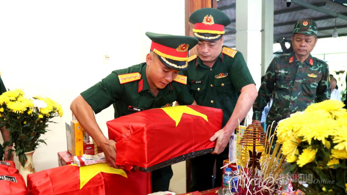 Tiễn đưa hài cốt liệt sĩ Trần Xuân Vững về quê hương