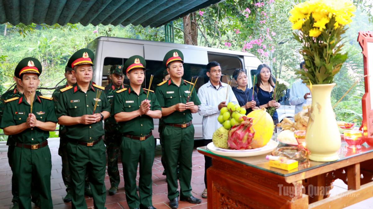 Các đại biểu và thân nhân liệt sĩ thành kính dâng hương tưởng nhớ, tri ân các Anh hùng liệt sĩ tại Nhà quàn Đội Tìm kiếm, quy tập hài cốt liệt sĩ.