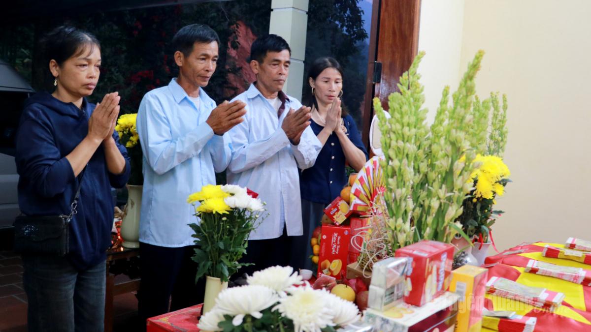 Gia đình thành kính tưởng nhớ liệt sĩ Lỗ Trọng Sang trước giờ tiễn đưa hài cốt về quê nhà.