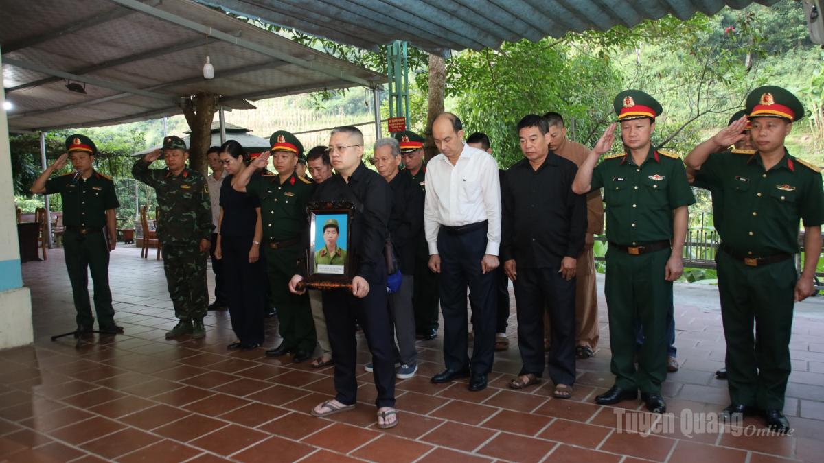 Các đại biểu và thân nhân liệt sĩ Trần Xuân Vững dành phút mặc niệm tưởng nhớ, tri ân đối với các Anh hùng liệt sĩ.