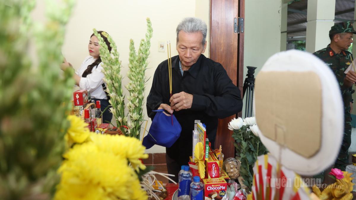 Thân nhân gia đình liệt sĩ Trần Xuân Vững dâng hương tưởng nhớ các Anh hùng liệt sĩ tại Nhà quàn Đội tìm kiếm, quy tập HCLS.