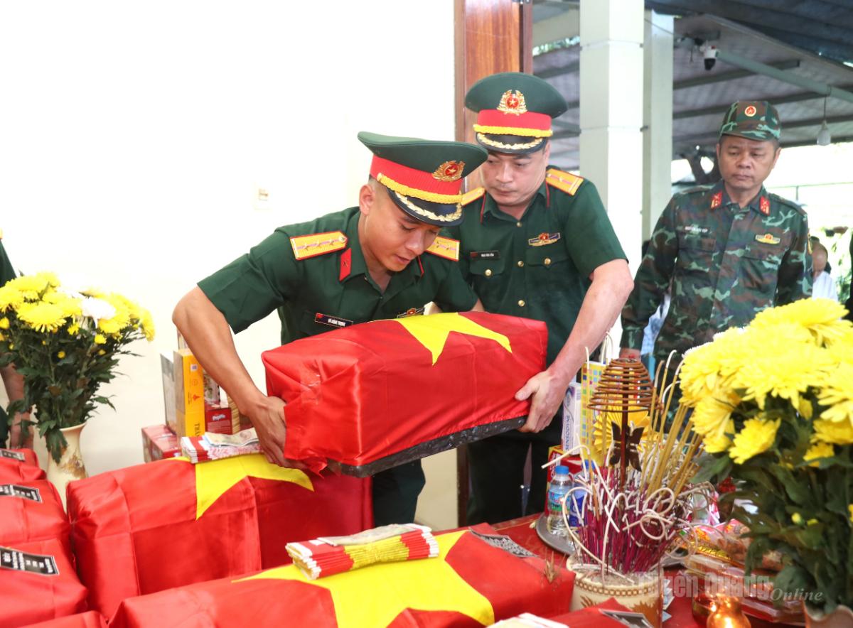 Bộ  Chỉ huy Quân sự tỉnh thực hiện nghi lễ di chuyển hài cốt liệt sĩ Trần Xuân Vững từ Nhà quàn ra xe di chuyển về quê nhà.