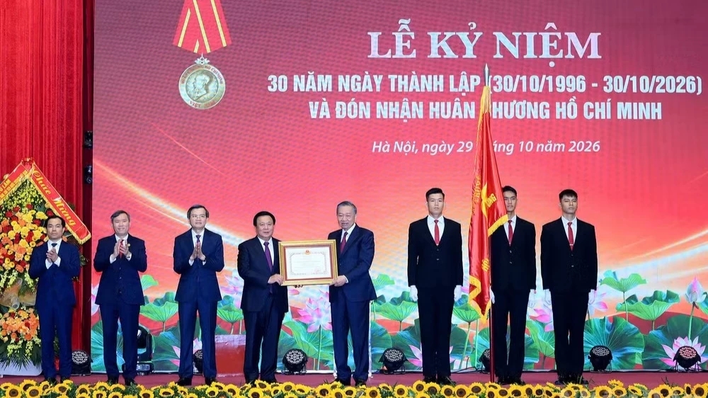 Tiếp tục đóng góp vào phát triển lý luận, hoàn thiện đường lối lãnh đạo, cầm quyền của Đảng