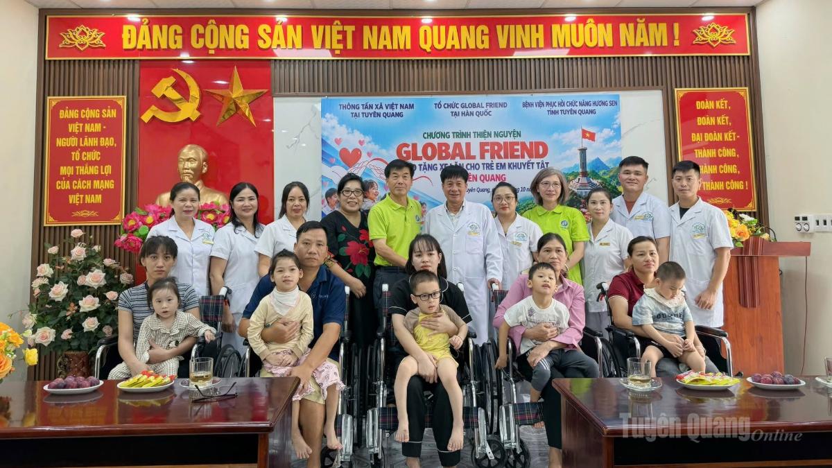 Đại diện các gia đình nhận xe lăn do Tổ chức thiện nguyện Global Friend (Hàn Quốc) trao tặng tại Bệnh viện Phục hồi chức năng Hương Sen.