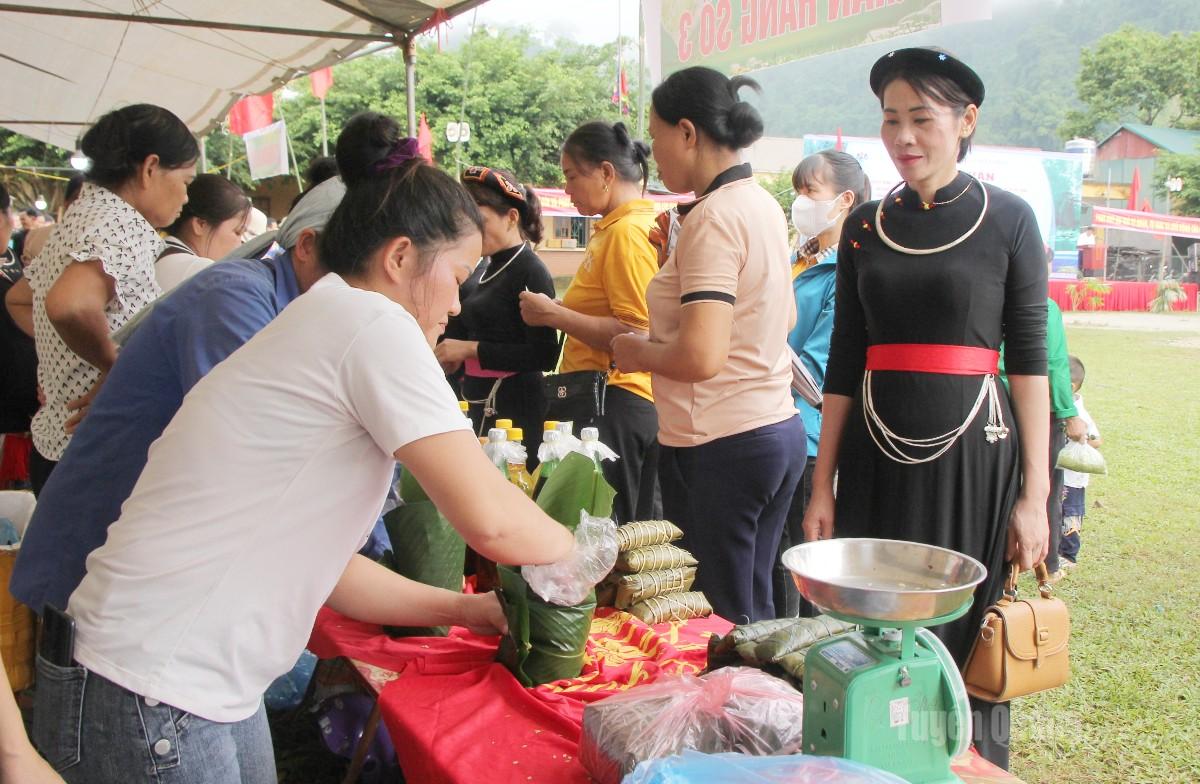 Lễ hội diễn ra không gian.