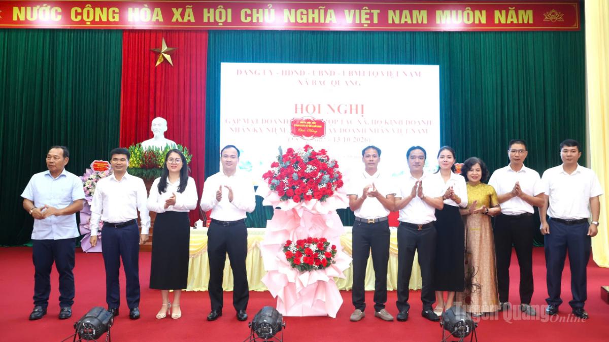 Lãnh đạo xã Bắc Quang tặng hoa chúc mừng các doanh nhân.