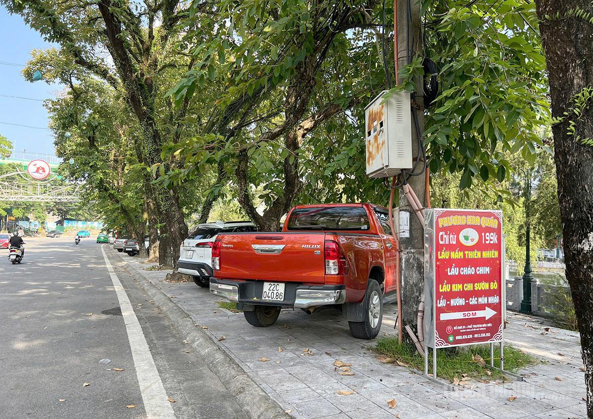 Tình trạng đỗ xe, dựng biển quảng cáo trên vỉa hè ảnh hưởng đến giao thông tại nhiều tuyến đường.