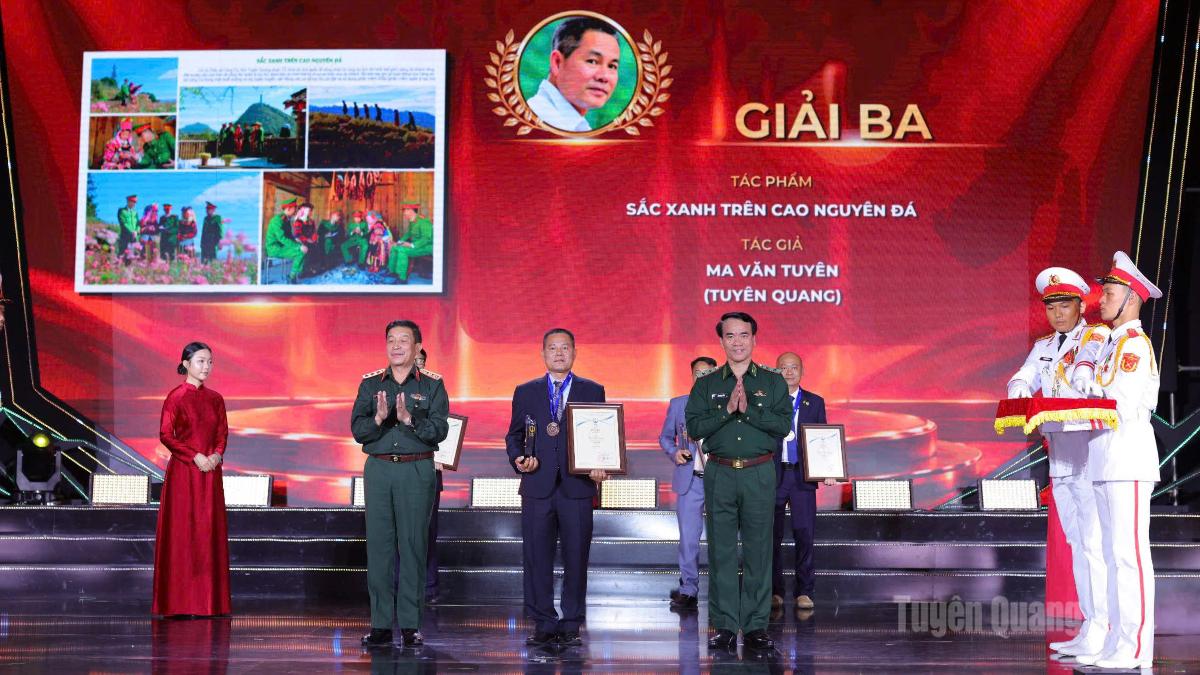Ban tổ chức trao giải Ba cho tác giả Ma Tuyên, cán bộ Phòng An ninh Chính trị nội bộ, Công an tỉnh, Hội viên Hội Văn học Nghệ thuật tỉnh.