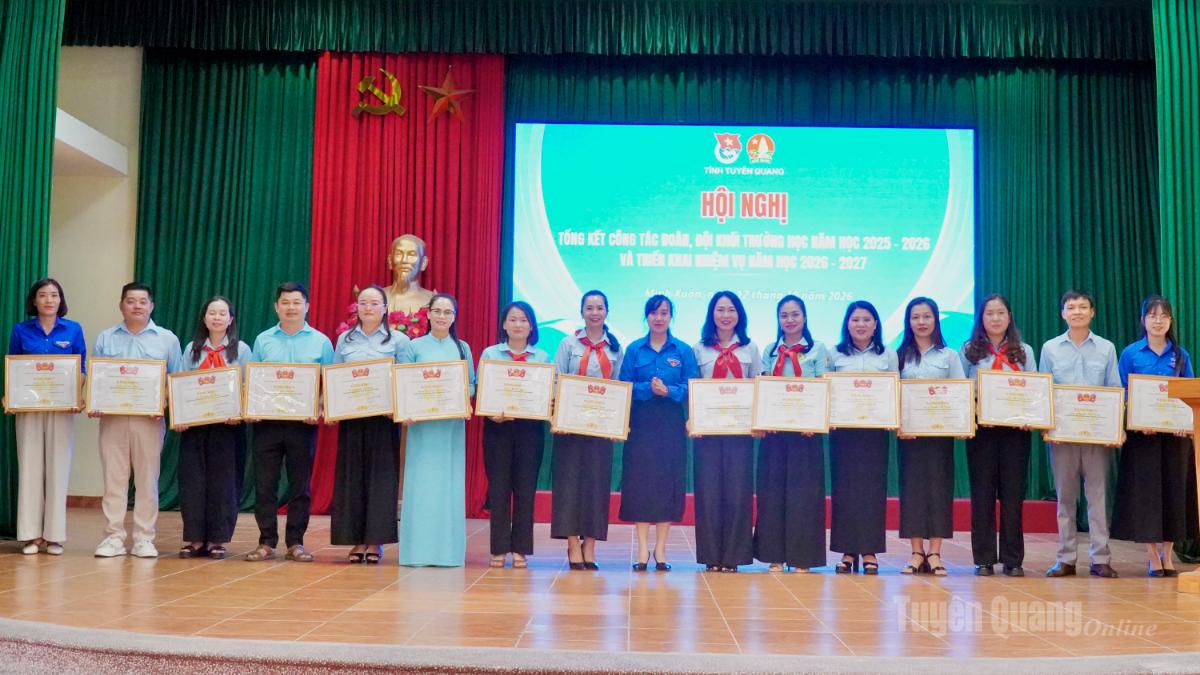 Tỉnh đoàn trao tặng Bằng khen cho các tập thể, cá nhân có thành tích xuất sắc trong công tác Đoàn, Đội.