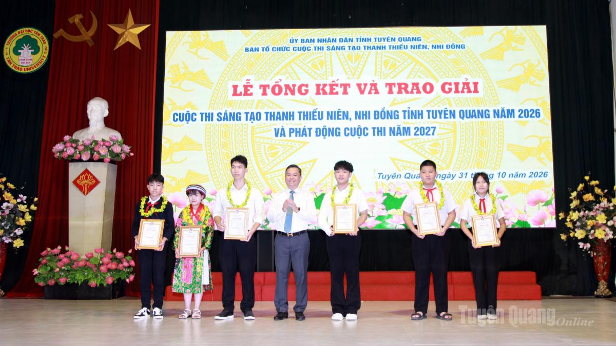 Đồng chí Đỗ Hùng Đức, Ủy viên BCH Đảng bộ tỉnh, Phó Chủ tịch UBND tỉnh trao giải Nhất cho các tác giả, nhóm tác giả đoạt Giải.