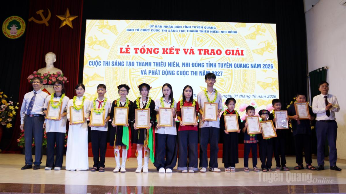 Lãnh đạo Ban Tuyên giáo Tỉnh ủy và Liên Hiệp các Hội Khoa học tỉnh trao giải Nhì cho các tác giả, nhóm tác giả.