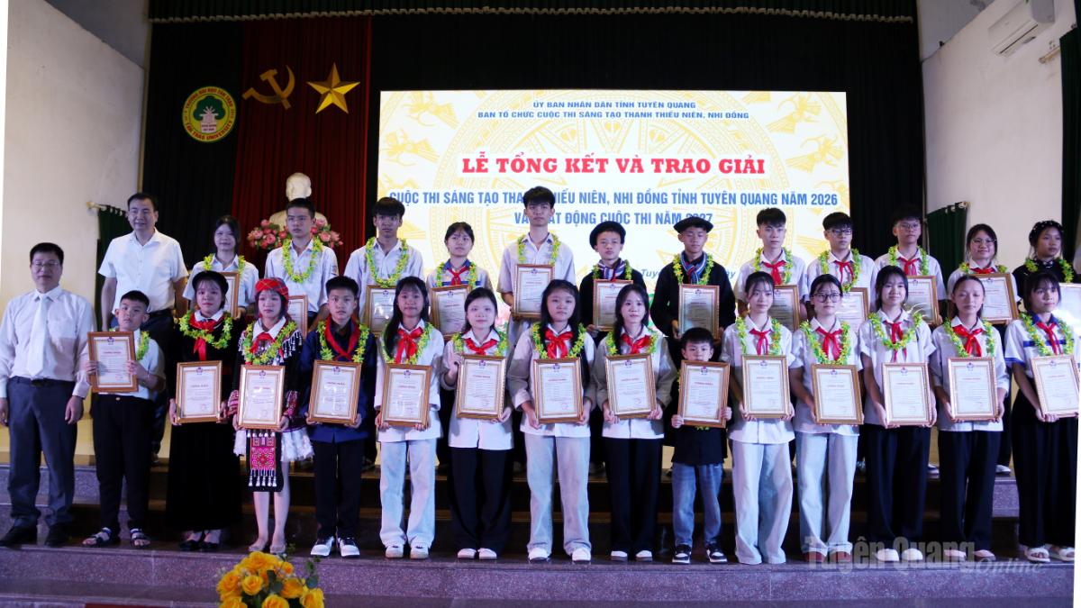 Ban Tổ chức trao giải Khuyến khích cho các tác giả, nhóm tác giả.