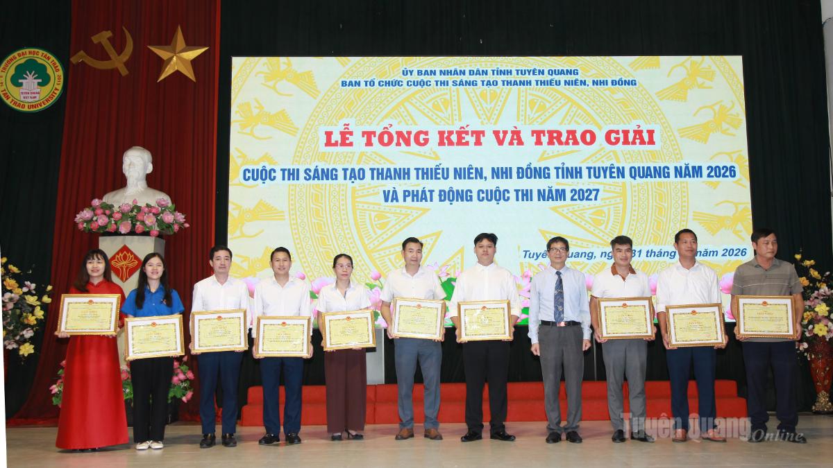 Lãnh đạo Liên hiệp các Hội Khoa học và Kỹ thuật tỉnh trao Giấy khen cho các tập thể, cá nhân có thành tích xuất sắc tham gia Cuộc thi.