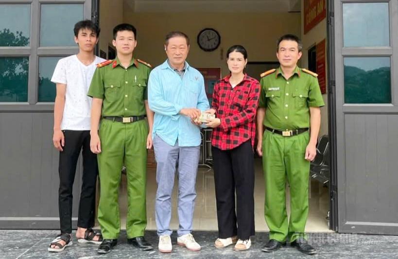 Đại diện Công an xã Bằng Hành và chị Đoạn Thị Piái trao trả lại số tiền cho người chuyển khoản nhầm.