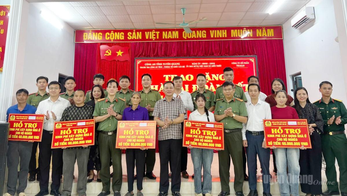 Lãnh đạo Phòng Thanh tra và Phòng Tổ chức cán bộ Công an tỉnh trao kinh phí hỗ trợ xây dựng Nhà đại đoàn kết cho các hộ nghèo xã Kiến Thiết.