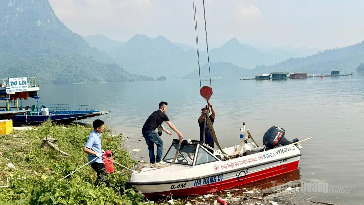 Ca nô cao tốc của xã Nà Hang được hạ thủy tại tại Bến Thủy, thôn 6, xã Nà Hang.