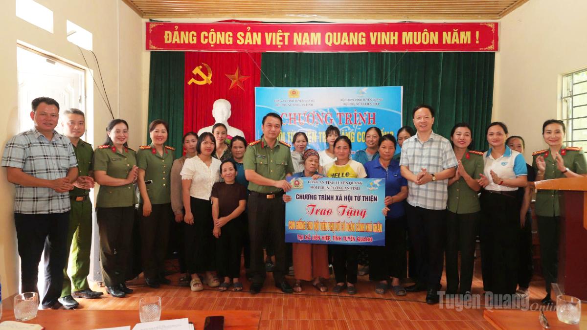 Đại diện Công an tỉnh Tuyên Quang trao tặng gà giống cho hội viên phụ nữ xã Liên Hiệp.