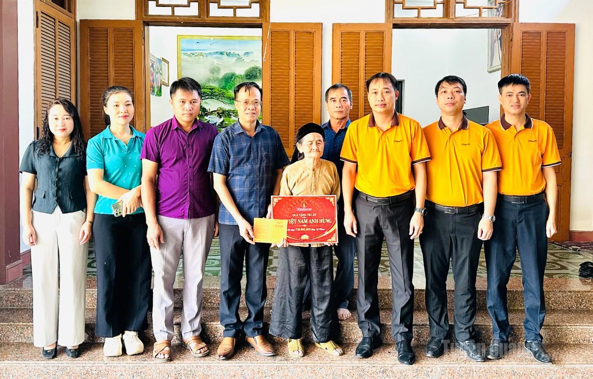 Ngân hàng LPBank Tuyên Quang trao tặng sổ tiết kiệm 700 triệu đồng cho Mẹ Việt Nam Anh hùng Tình Thị Lộc, thôn Bình Phú, xã Sơn Dương.