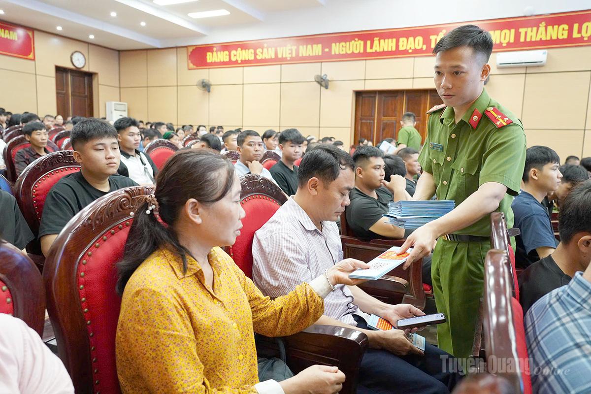 Người chấp hành xong án phạt tù được tư vấn, giới thiệu việc làm tại hội nghị.