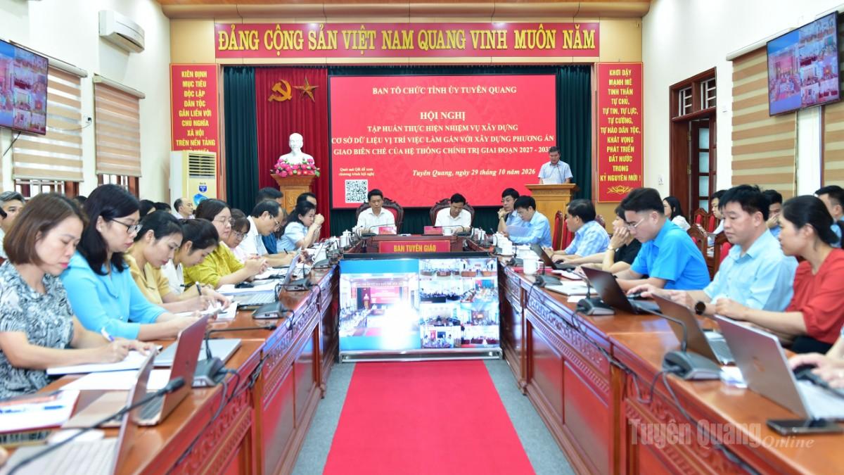 Các đại biểu dự hội nghị tại điểm cầu Trung tâm (Hội trường Ban Tuyên giáo Tỉnh uỷ).