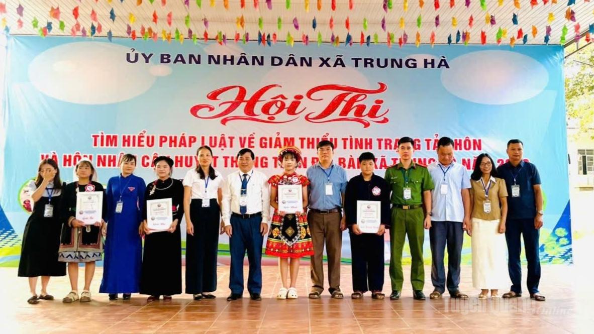 Ban tổ chức trao giải cho các thí sinh và đội thi.