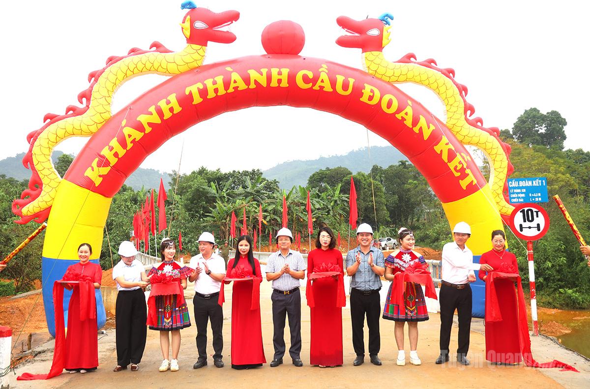 Trưởng ban Tổ chức Tỉnh ủy Trần Quang Minh và các đồng chí lãnh đạo xã Đồng Tâm cắt băng khánh thành cầu Đoàn Kết 1.
